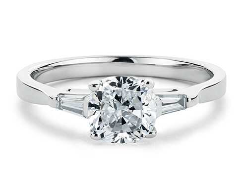 Cairo in Witgoud set with a Cushion cut diamant.