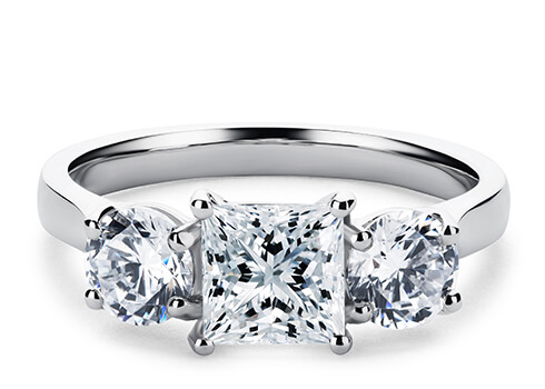 Roma in Witgoud set with a Princess cut diamant.