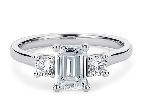 Roma in Oro Bianco set with a Smeraldo cut diamante.