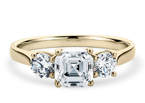Roma in Or jaune set with a Asscher cut diamant.