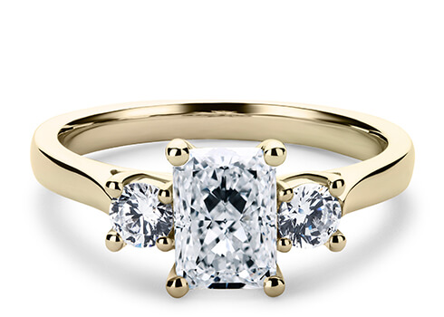 Roma in Or jaune set with a Radiant cut diamant.