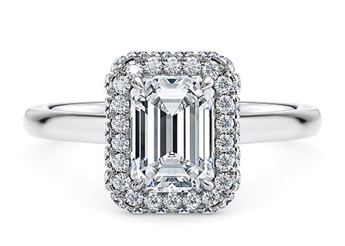 Cassia in Platin set with a Smaragd cut diamant.