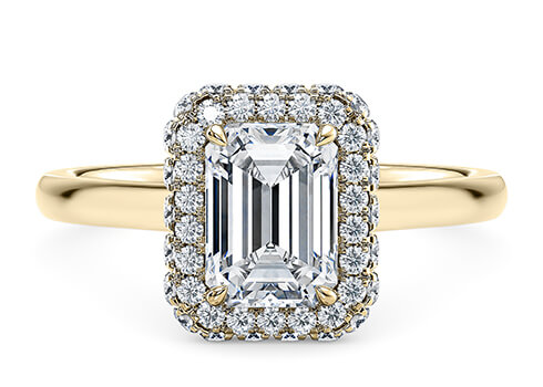 Cassia in Oro Giallo set with a Smeraldo cut diamante.