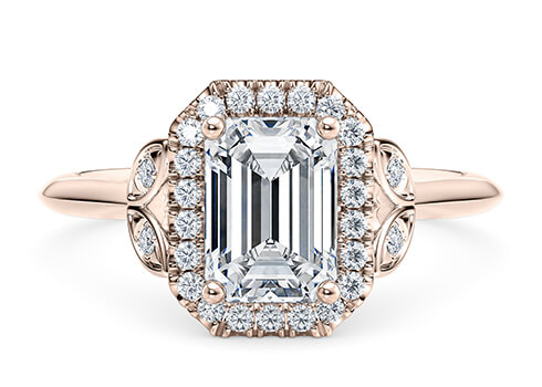 Richmond in Oro Rosa set with a Smeraldo cut diamante.