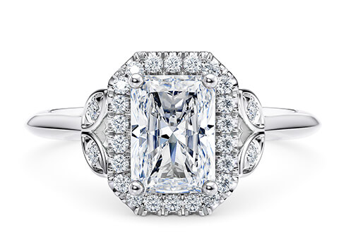 Richmond in Or blanc set with a Radiant cut diamant.