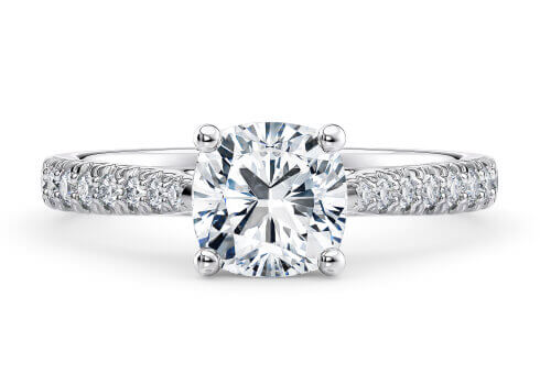 Kindrea in Platin set with a Kissen cut diamant.