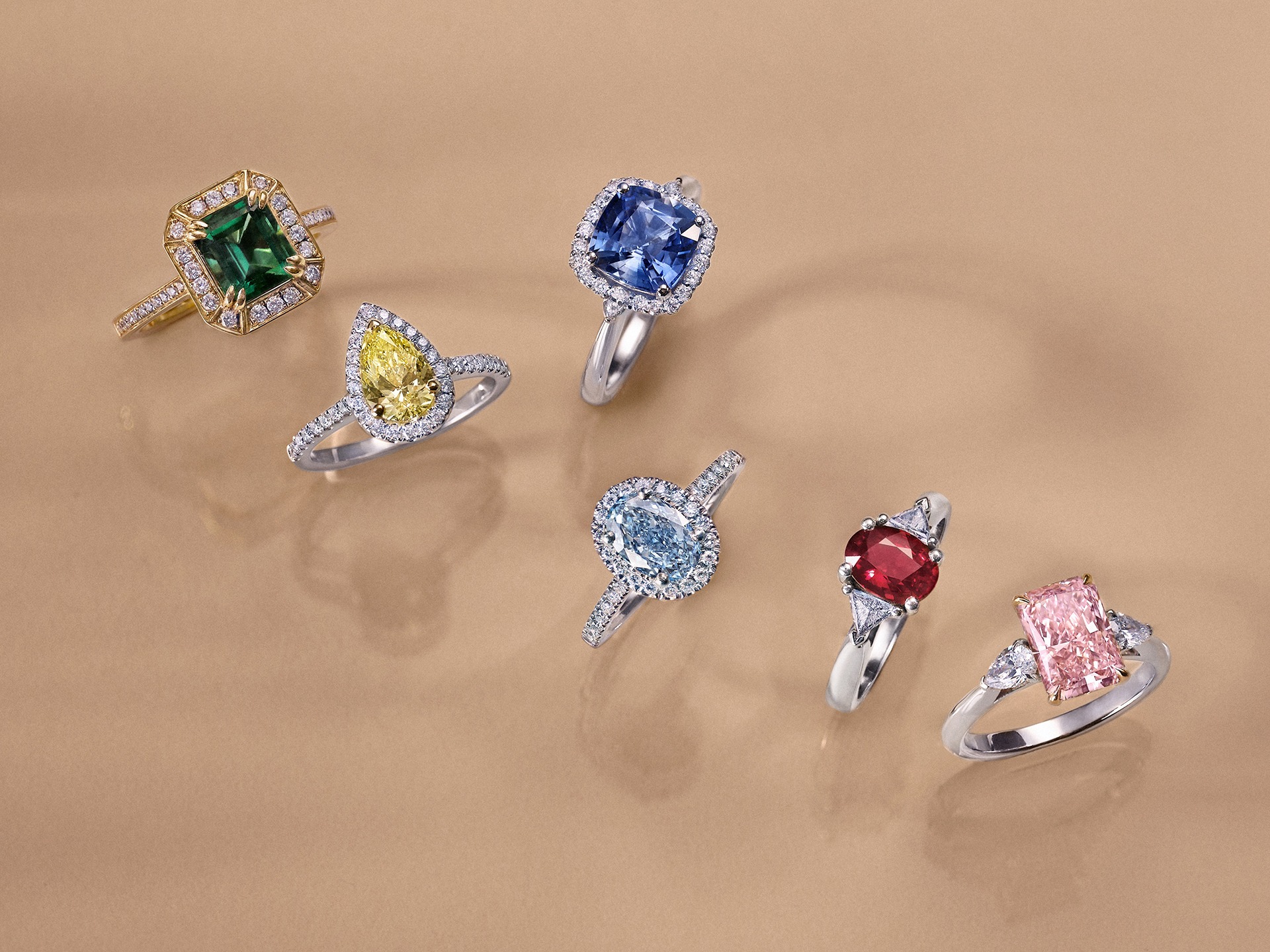 Collezioni di anelli con diamanti colorati e pietre preziose: verde, blu, giallo, azzurro, rosso, rosa.