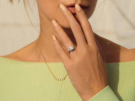 Engagement ring with a round diamond
